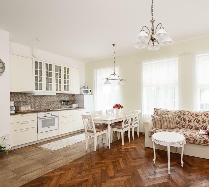 Roosi Apartment Parnu Bagian luar foto
